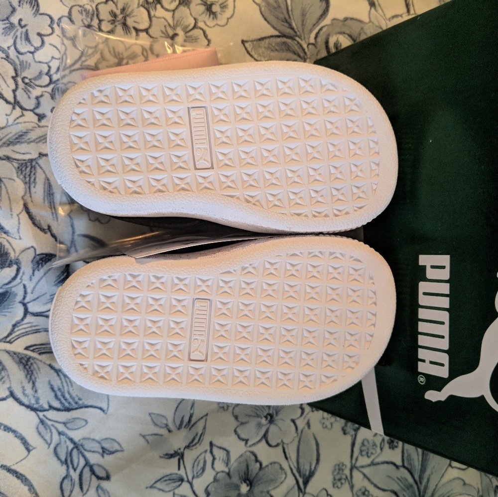 Puma Girls Basket Heart Patent Shoes - Picture 7 of 7